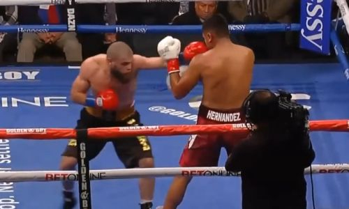 Заставил выживать «Матадора». Видео полного боя казахстанского боксера Golden Boy с мексиканским нокаутером в США