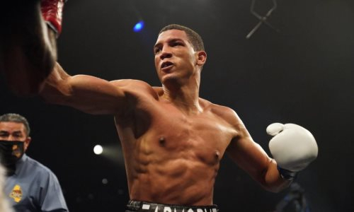 Американца с 28 победами жестко избили и нокаутировали в бою за титул чемпиона WBA. Видео