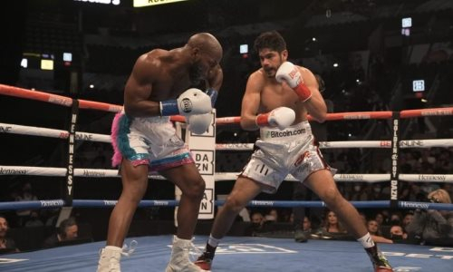 Бросавший вызов Головкину экс-чемпион мира брутально нокаутировал кубица с 21 победой. Видео