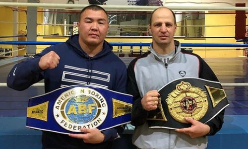 Казахстанский тяжеловес вернулся в родной зал с чемпионскими поясами. Фото