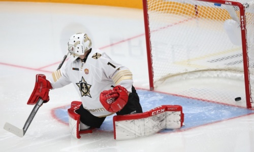 Клуб хоккеиста сборной Казахстана в КХЛ расторг контракты с двумя игроками