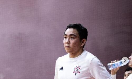 Все в дыму. Казахстанские болельщики зажгли на матче «Актобе» — «Кайрат». Фото