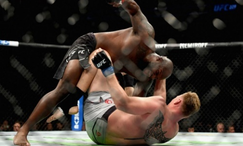 «Как в фильмах про Рокки». Нокаут россиянина стал любимым для рекордсмена UFC. Видео