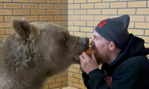 Экс-чемпион мира из России встретился лицом к лицу с медведем и укротил его. Видео