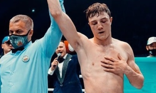 Чемпион WBA из Казахстана деклассировал «Большеголового» боксера