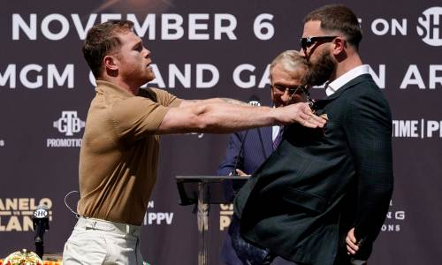 Драка «Канело», величие Мэйвезера и троллинг Фьюри. Видео лучших моментов пресс-конференций в боксе в 2021 году