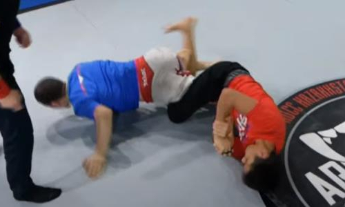 16-летний казахстанец за полторы минуты справился со взрослым соперником на турнире по грэпплингу. Видео