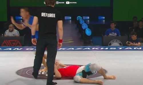 Нереальным апсетом закончилось тотальное доминирование казахстанца в поединке с кыргызом. Видео