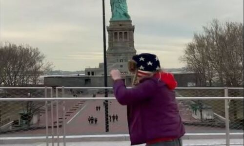 Аида Сатыбалдинова зажгла боем с тенью перед Статуей Свободы в Нью-Йорке. Видео