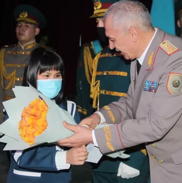 Ефрейтор Зульфия Чиншанло и капитан Елдос Сметов получили награды. Фото