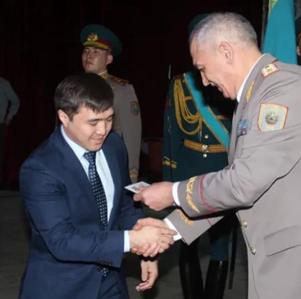Ефрейтор Зульфия Чиншанло и капитан Елдос Сметов получили награды. Фото