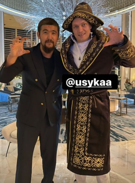 Дикий Арман добрался до звезды мирового бокса и одел его в казахский чапан. Фото