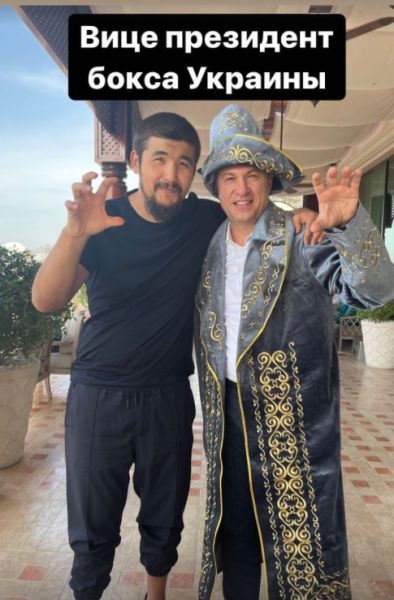Дикий Арман добрался до звезды мирового бокса и одел его в казахский чапан. Фото
