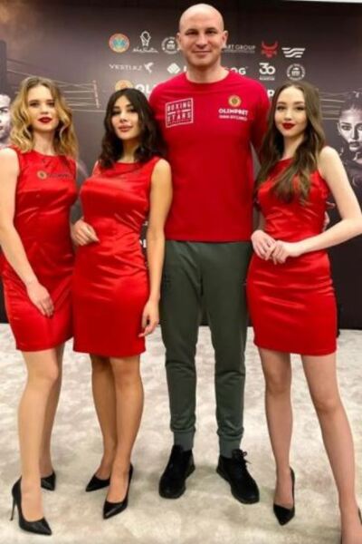 Казахстанский супертяж-гигант показал забавное фото с моделями