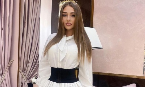 Сексуальная казахстанская боксерша показала эффектное новогоднее фото