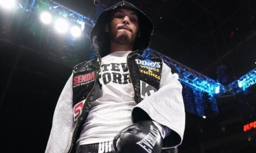 Неожиданной развязкой закончился бой непобежденных супертяжей-нокаутеров