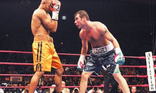 Непобежденные легенды бокса с общим рекордом 96 побед и 59 нокаутов пересеклись в ОАЭ. Фото и видео