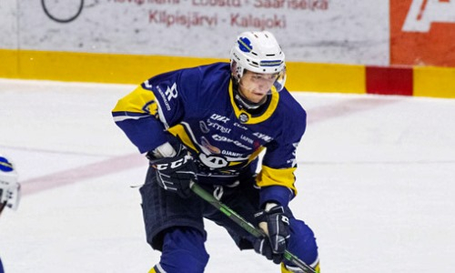 Казахстанский хоккеист оформил хет-трик и стал лучшим бомбардиром финского клуба. Видео