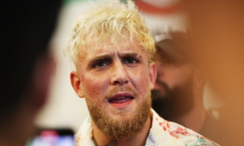 Чемпион мира неожиданно сделал татуировку с именем Джейка Пола. Видео