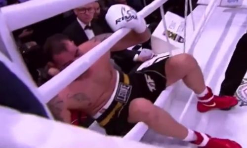 Самый нелепый нокаут года? Боксера выкинули за канаты несколькими ударами в воздух. Видео