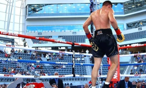 «Терпеливый убийца». Казахстанским боксером кошмарят чемпиона мира