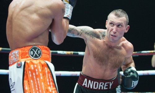 «Разбивать и разбирать на запчасти». Казахстанскому боксеру подсказали тактику на титульный бой с россиянином