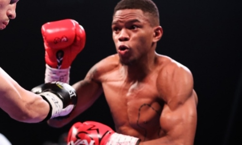 Главный бой вечера бокса с двумя нокдаунами фаворита обернулся рубкой и спорным исходом. Видео