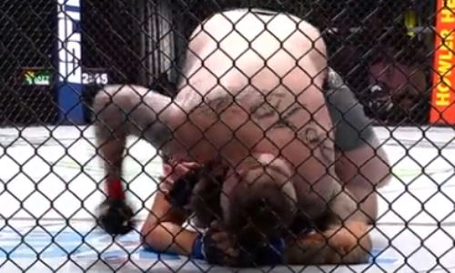 Американский тяжеловес оформил первый удушающий прием в 2022 году в UFC. Видео