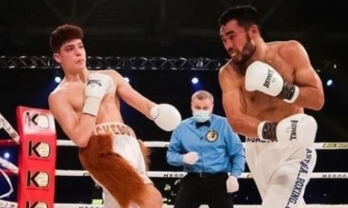 Казахстанский боксер отрабатывает борцовские навыки после скандального поражения. Видео