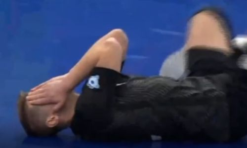 Игрок сборной Казахстана нокаутировал соперника прямой ногой в лицо и был удален в матче Евро-2022. Видео