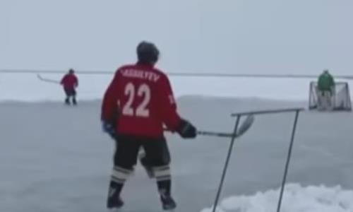 Игроки казахстанского хоккейного клуба вынуждены тренироваться на озере. Видео