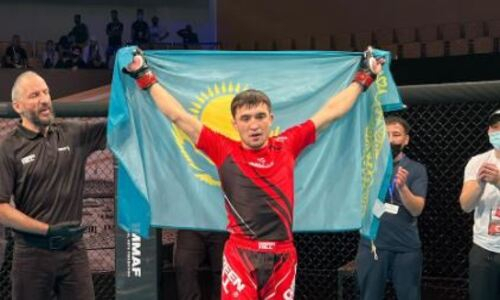 Жестко вырубивший дважды призера ЧМ по MMA казах нацелился на действующего чемпиона