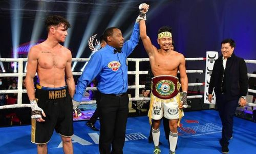 Чемпион WBO из Казахстана показал видео боя с тенью под снегопадом