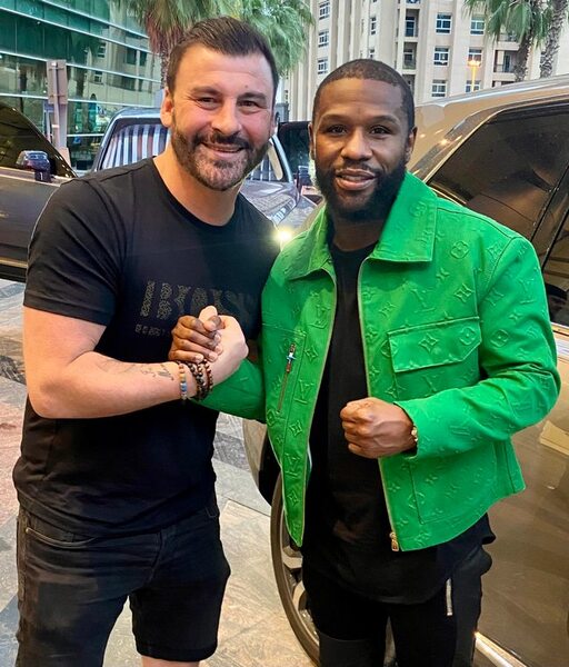 Непобежденные легенды бокса с общим рекордом 96 побед и 59 нокаутов пересеклись в ОАЭ. Фото и видео