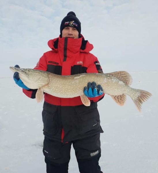 Хоккеист «Барыса» показал свой гигантский улов во время паузы КХЛ. Фото