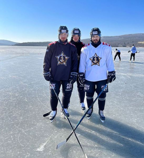 Хоккеист сборной Казахстана из КХЛ провел тренировку на льду живописной бухты. Фото