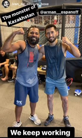 Бразильский экс-чемпион мира по боксу показал тренировку с монстром из Казахстана