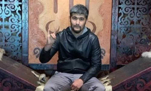 «Содержится в нечеловеческих условиях». Адвокаты навестили «героя» ЧМ-2021 по боксу Дикого Армана. Видео