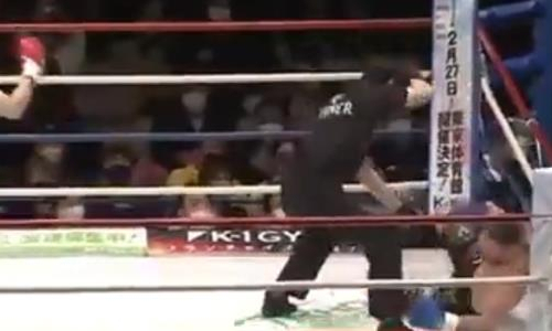 Боец рухнул на канвас с запозданием. Видео необычного нокаута