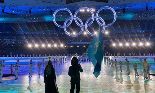 «Все обращали внимания на форму». Знаменосец сборной Казахстана поделился впечатлениями от церемонии открытия Игр в Пекине