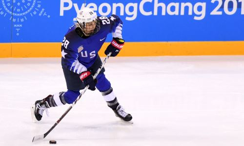 Судье рассекли лицо клюшкой в хоккейном матче Олимпиады-2022. Видео