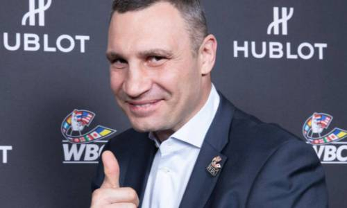 Казахстанского боксера сравнили с Виталием Кличко из-за «стиля осьминога»