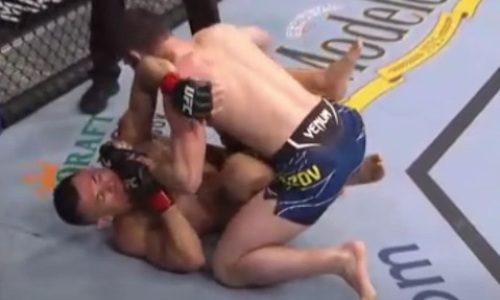 Видео полного боя Сергея Морозова против бразильца с «отключкой» в UFC