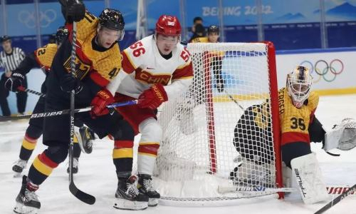 Немецкий хоккеист посмеялся над китайцем из-за разницы в габаритах на Олимпиаде-2022. Забавное видео