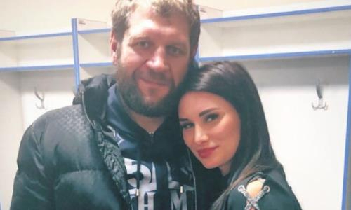 «Чепуху такую отрастил». Александра Емельяненко высмеяли за фото с женой