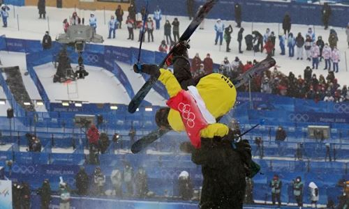 Фристайлист снес оператора во время приземления на Олимпиаде-2022. Видео