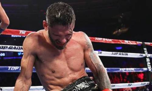 Титульный бой завершился двумя нокдаунами и нокаутом бывшего чемпиона мира в трех весовых категориях. Видео