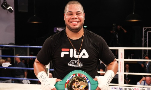 Заменивший казахстанского супертяжа хедлайнер выиграл титул WBC в его весе