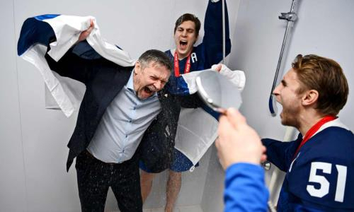 Сборная Финляндии с экс-игроками «Барыса» бурно отметила историческую победу на Олимпиаде-2022. Фото