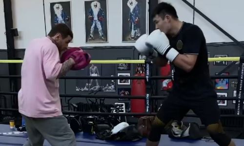 Камшыбек Кункабаев впечатлил скоростью комбинаций перед возвращением на ринг. Видео